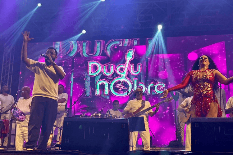 Dudu Nobre embala a noite na Arena de Shows em Farol de São Tomé