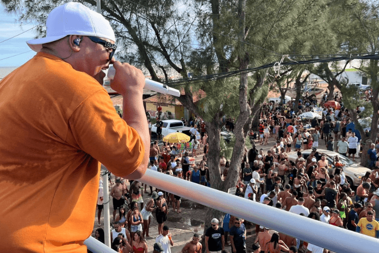 Domingo de muito axé no trio elétrico em Farol com Paulinho Badaloka