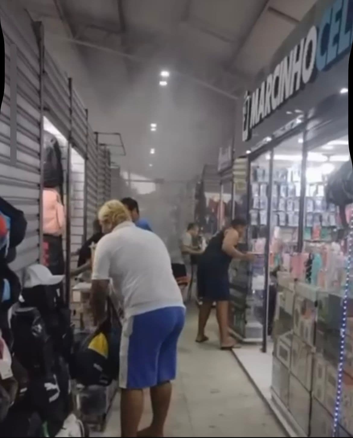 Sistema de combate a incêndios é acionado no camelô de Campos e molha mercadorias