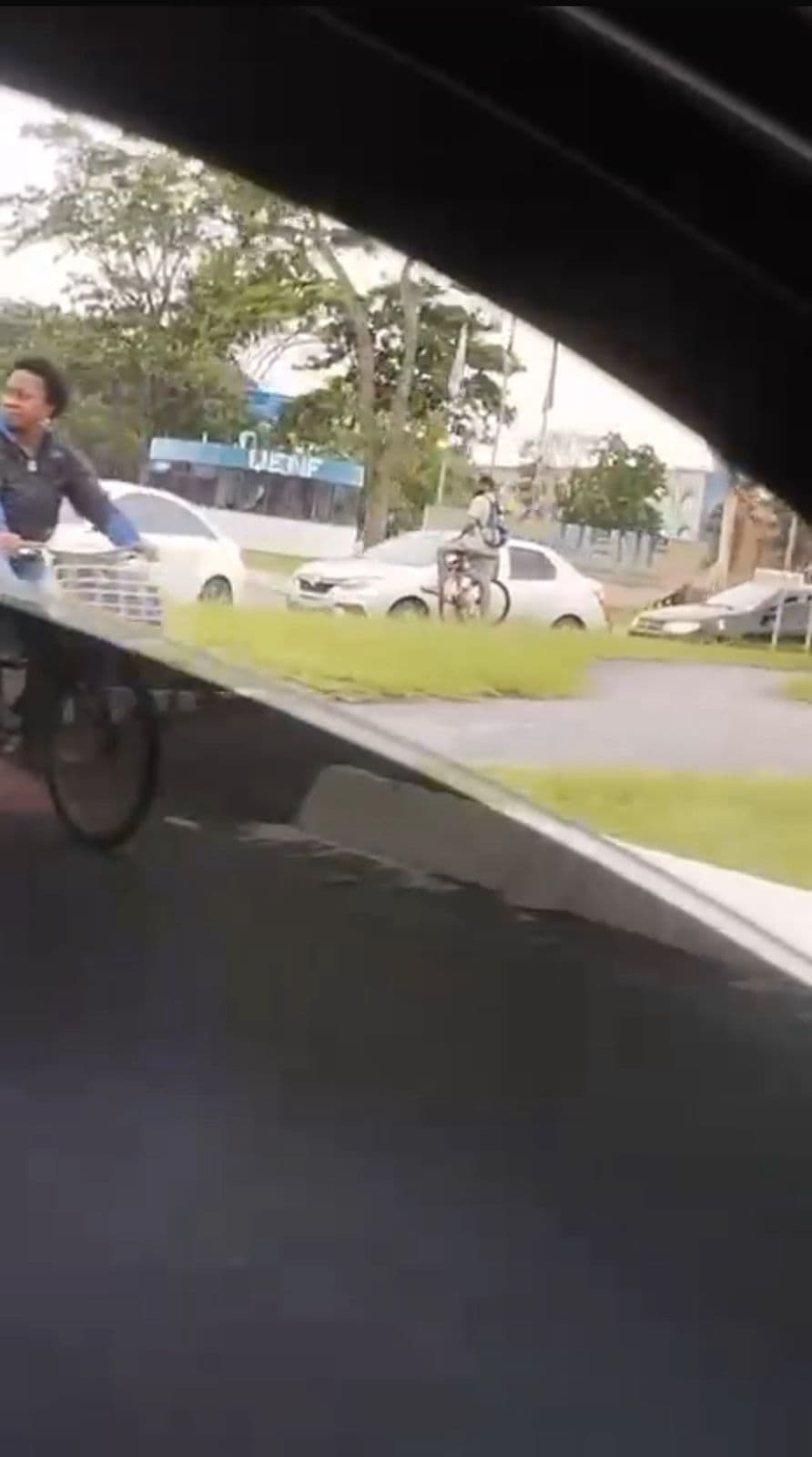 Ciclista fica ferida após acidente próximo à Uenf