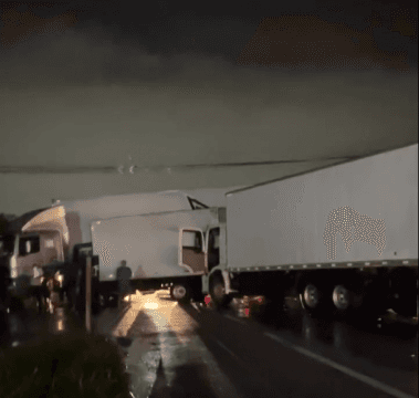 Duas pessoas ficam feridas em acidente entre caminhões na BR-101