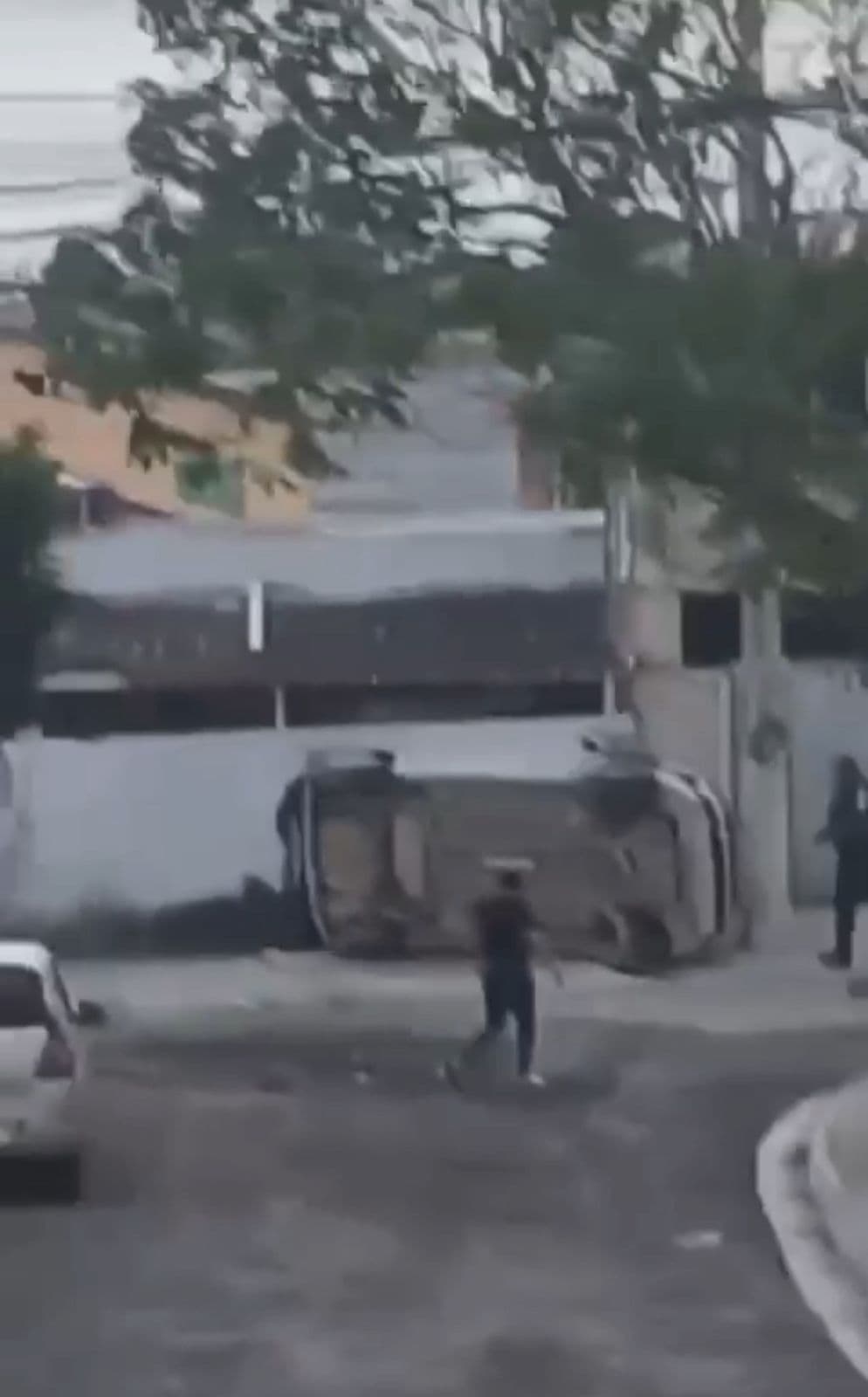 Ação da polícia termina em capotamento e homem preso em Guarus