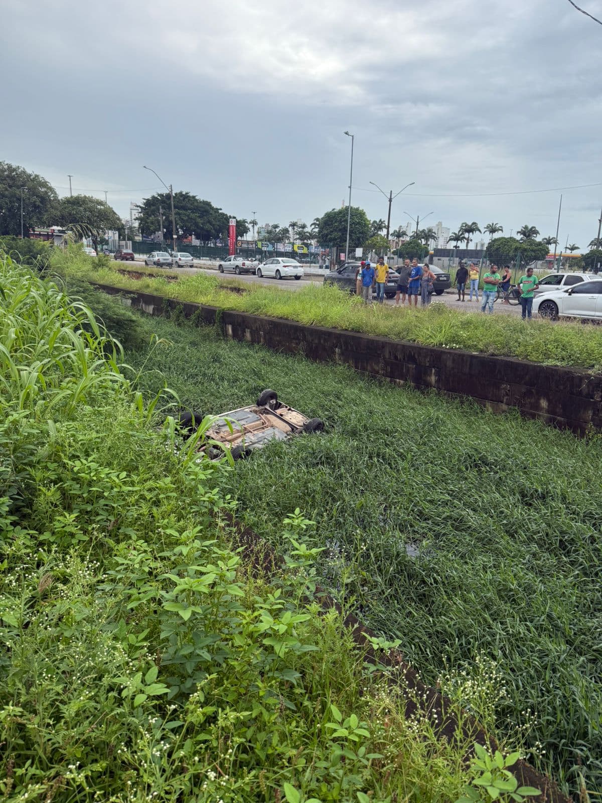 Homem morre após carro cair em valão em Campos