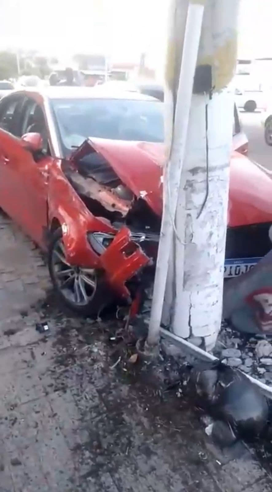 Carro colide contra poste após bater em outro veículo em Campos